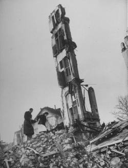devinhasnolife:  A German couple walking through the remains of the city after a bombing by the Allied Forces: April 1945 by Margaret Bourke-White 