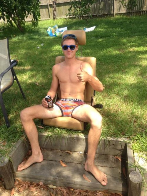 hornyaussienerdboy:  Hottest thing I’ve seen in ages. Damn, I wanna drop to my knees and worship him like he deserves, starting with those enormous feet. 