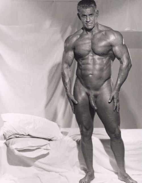 Porn photo hard-muscles:  Derek Steel  OMG such a gorgeous