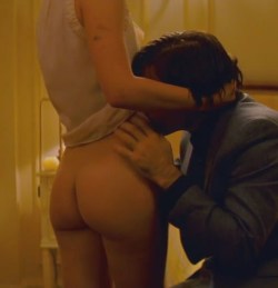 drdawg:  sunaid:  Jason Schwartzman and Natalie Portman. Hotel Chevalier (2007, Wes Anderson).  