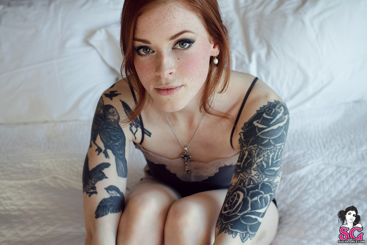 whitelatexmonkey:  AnnaLee Suicide looks stunning in this set