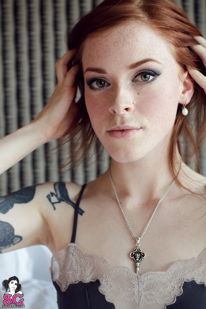 whitelatexmonkey:  AnnaLee Suicide looks stunning in this set