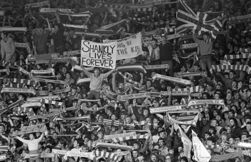 theredsgallery:The Kop commemorates Bill Shankly on October 3 1981. A young Liverpool fan holds al