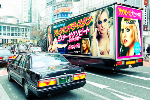 Alexandra Stan - Romanian pop on the streets of Shibuya!