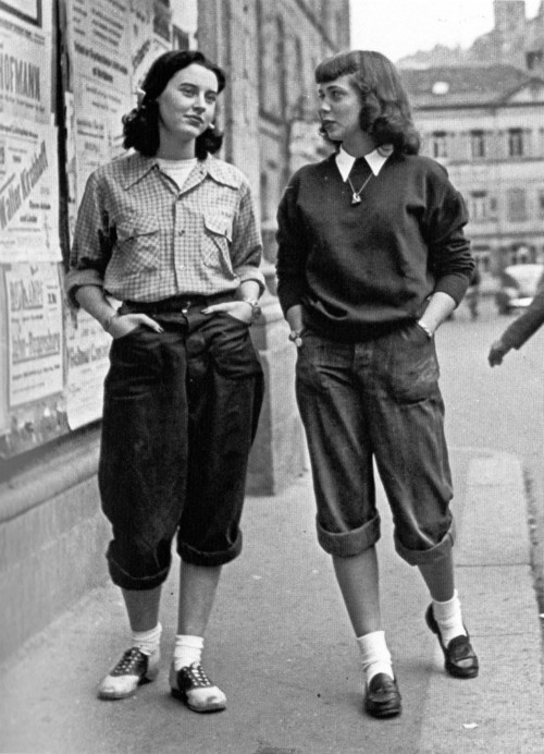 foxontherun: (via looks / AMERICAN STUDENTS IN HEIDELBERG, GERMANY, IN 1947.)