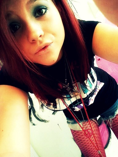 ohmygodbeautifulbitches:  I am dee, message me ;] Submitted by godgavemedrugs 