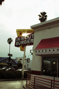 inzayn-forharry:  My bestfriend Gaby literally lives here. Lol.    I miss going to that in n out when I used to go to Hollywood high.