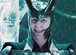 pollito-deshuesado:  por-la-cresta:  me-convierto-en-geek:  Loki recibe un inbox  Malditos annons    Loki recibe un inbox