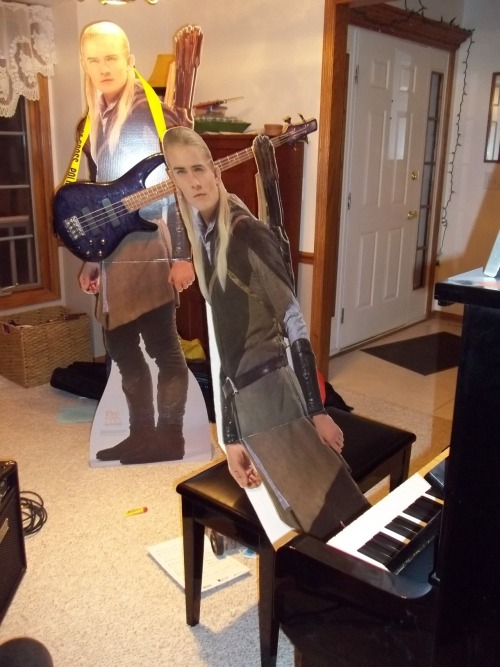 justbecauseitsawesome: legolasdoesthings: Legolas jams out with his band — Legolas and the Leg