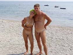 naktivated:  Fun couple at the nude beach.
