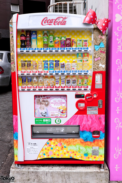 Kyary Pamyu Pamyu super-kawaii Coca-Cola vending machine on the street in Harajuku! Look at the huge