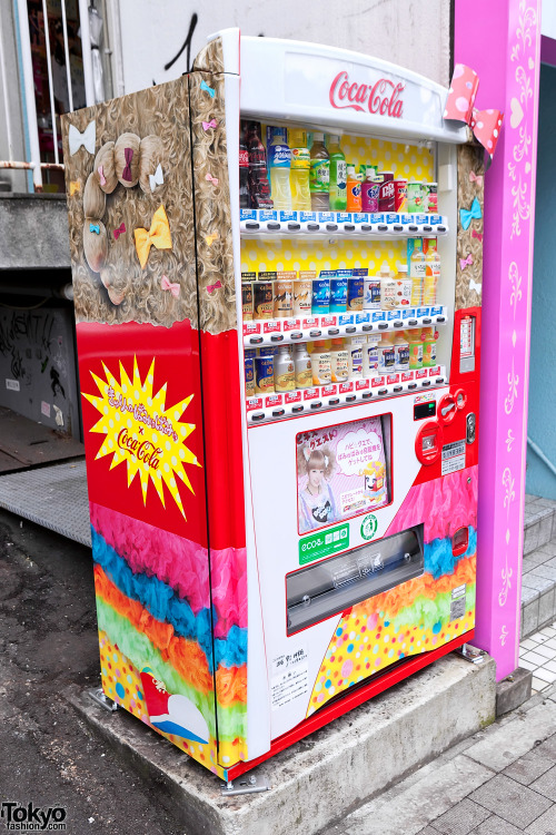 Kyary Pamyu Pamyu super-kawaii Coca-Cola vending machine on the street in Harajuku! Look at the huge