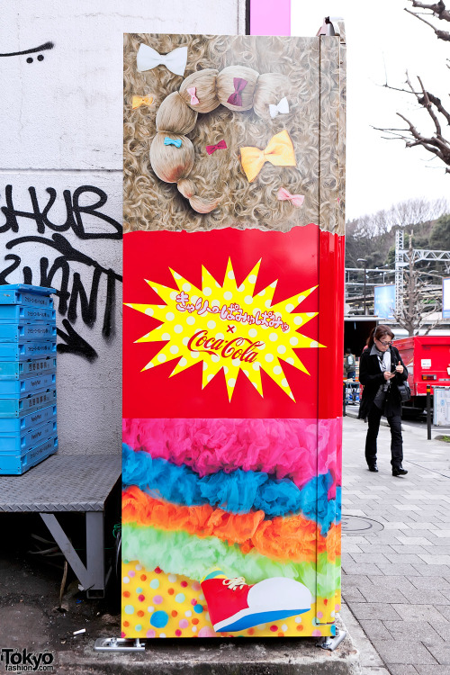 Kyary Pamyu Pamyu super-kawaii Coca-Cola vending machine on the street in Harajuku! Look at the huge