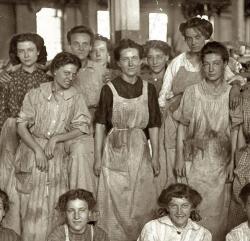 una-feminista-mas:  Mujer, sabes por qué hoy es tu día?. En 1908, 40.000 costureras industriales de grandes factorías se declararon en huelga demandando el derecho de unirse a los sindicatos por mejores salarios, una jornada de trabajo menos larga,