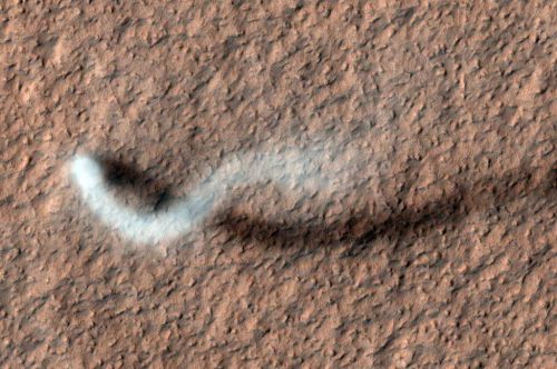 Un remolino de 800 metros de altura en Amazonis Planitia visto por la MRO (NASA).