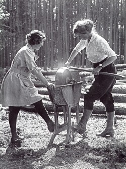  Women’s Forestry Corps, UK 1918. 