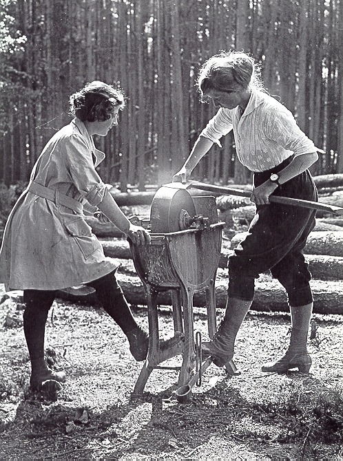 the-seed-of-europe:Women’s Forestry Corps, UK 1918.