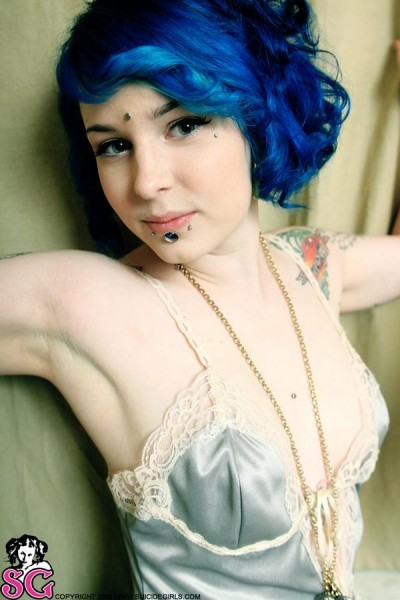 amateursuicidegirls:  Knitzy.