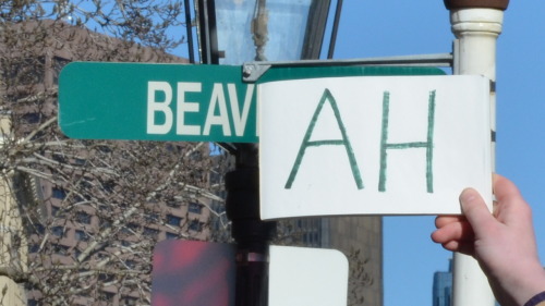 anachronistique:  icoulduseinsouciantmaybe:  renken:  Giving signs in Boston their proper accent.  EXCELLENT  So as some of you know, I am a recent transplant from the western end of the state. We have a New England accent, certainly, but it’s not the