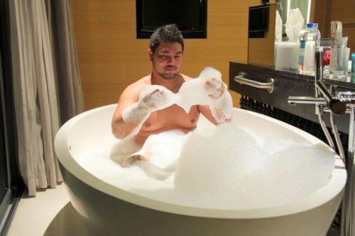 fuckyeahbearasia:  He’s good with bubbles :D 