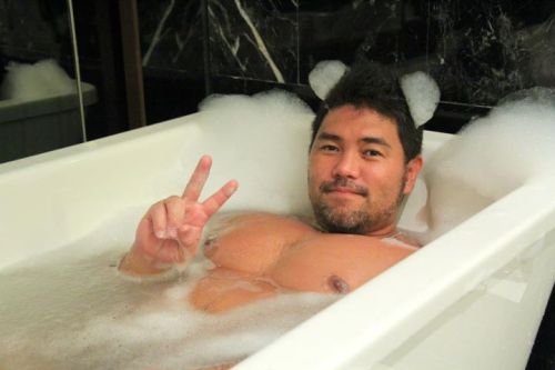 fuckyeahbearasia:  He’s good with bubbles :D 