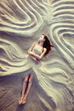 wings-of-black-ink:  sand by ~Chudeyka 