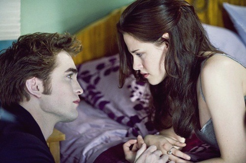 twilights-lovers:  — Pude ver isso em seus olhos, que você sinceramente acreditou que eu não a queria mais. A idéia mais absurda e mais ridícula… Como se houvesse algum modo de eu existir sem precisar de você! Eu estava paralisada. As palavras