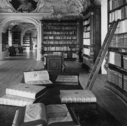 lament-for-the-past:  There is always time to read.   Boże, te książki wyglądają kompletnie jak z biblioteki mojego instytutu. 