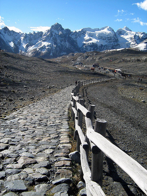 Stonepath to Pastoruri Glacier in Cordillera Blanca, Peru (by zazk on Flickr).