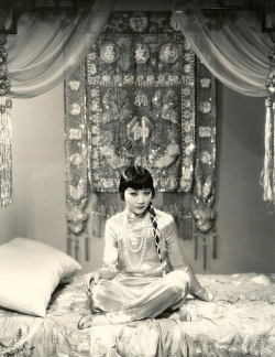 reminiscent-smile:  Anna May Wong 