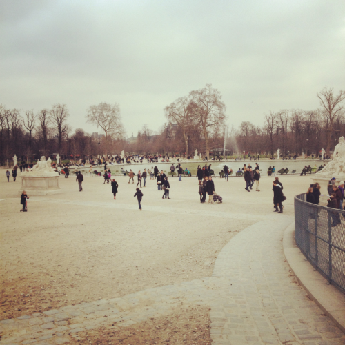 Black dresscode in the Tuileries on a saturday afternoon