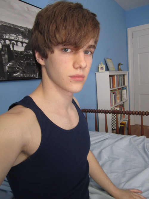 tfootielover:  gay-guys:  WOWSERS ..i wanna plain in his hair… very very cute <333
