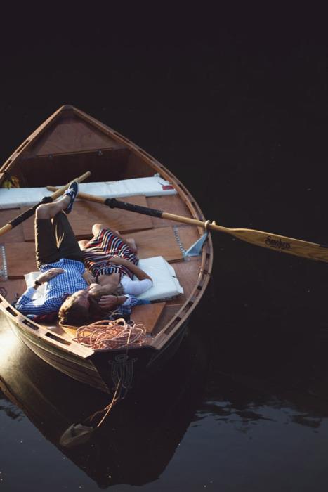 Eu entro nesse barco, é só me pedir. Nem precisa de jeito certo, só dizer e eu vou. Faz tempo que quero ingressar nessa viagem, mas pra isso preciso saber se você vai também. Porque sozinha, não vou. Não tem como remar sozinha, eu ficaria girando