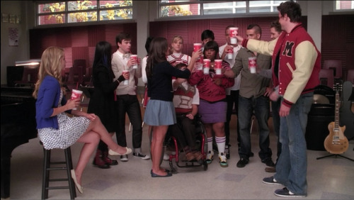 mzminola:Quinn has been booted from the Cheerios, and Finn has come back to Glee with slushies for e