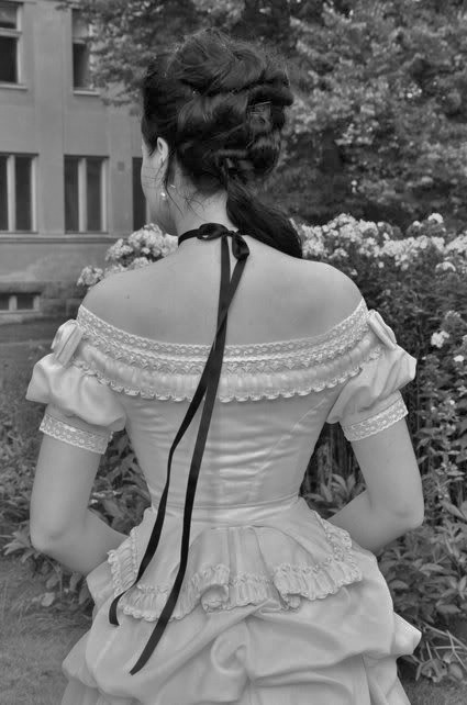 lament-for-the-past:  A glance from behind.
