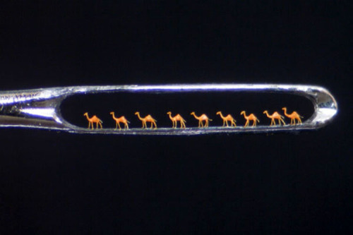 yamaiko:  unbelievable micro-sulptures by Willard Wigan that sit within the eye of a needle, or on a pin head. The pieces are so minute that they are only visible through a microscope. Willard enters a meditative state in which his heartbeat is slowed,