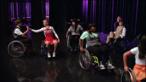 mzminola:Didn’t notice before, Brad’s in a wheelchair for this scene too, along with the kids. Schue