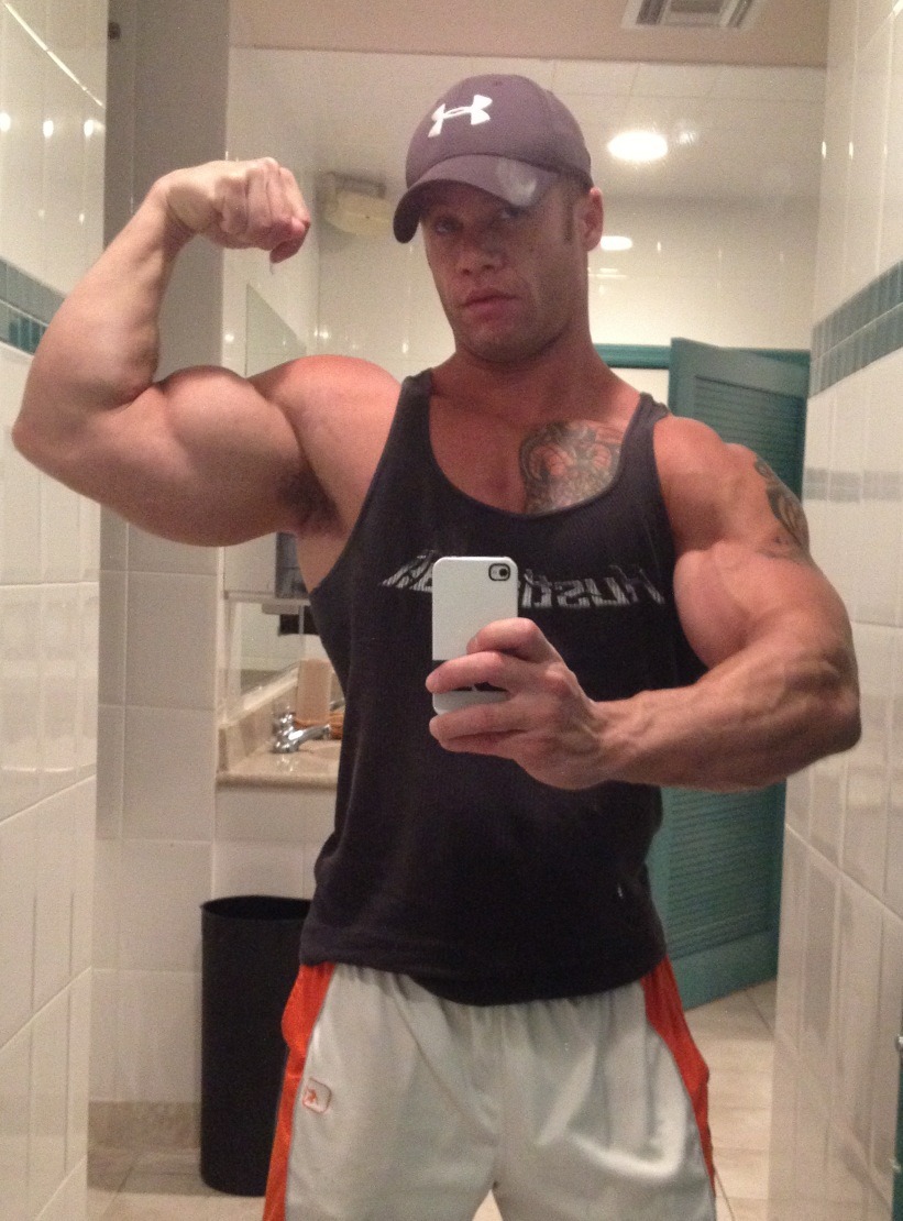 musclelover:  Guys and their phone cams.. Bicep pose in mirror.. 