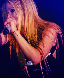 strangrthings:  Avril Lavigne and Evan Taubenfeld (the black star tour in Canada)