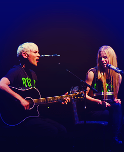 strangrthings:  Avril Lavigne and Evan Taubenfeld (the black star tour in Canada)