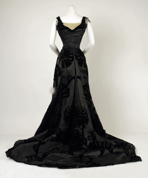 fripperiesandfobs:Worth evening dress ca. 1898-1900From the Metropolitan Museum of Art