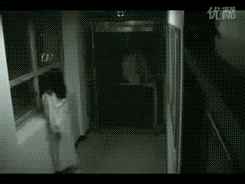 Reação da minha mãe ao me ver de manhã quando eu acordo: