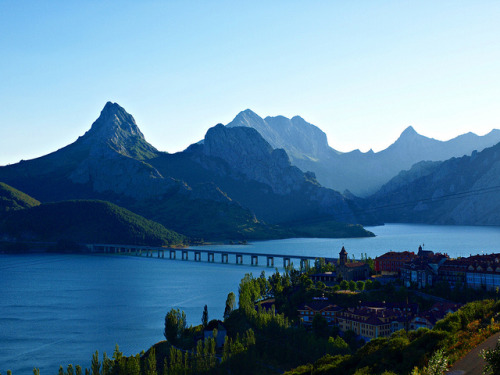 Embalse de Riaño in Leon province, Spain (by Jesus_l).