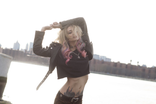 Chillin by the river in Brooklyn!! What a rad spot, you can see all of Manhattan on the other side. Things like that make me happy!! model Theresa Manchester, photo by Jonathan Goldberg