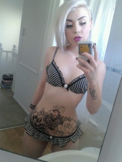 cutelilzombie:  Really like here tummy tattoo