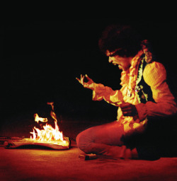 festafrittella:  Parlare in italiano di Jimi Hendrix e la Fender Stratocaster sotte il festival di Monterey nel 1967. 