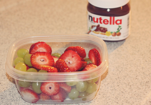 Strawberries, grappes and Nutella - www.thehollywoodheels.com