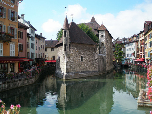 Palais de l'Isle on the canals of Annecy, France (by jaggystu71).