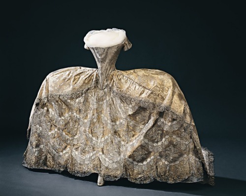 ornamentedbeing:Sofia Magdalena’s wedding gown, robe de cour, worn at the wedding at the Palace Chur