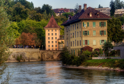 Houses on the shores of Aare river in Bern, Switzerland (by Wolfgang Staudt).